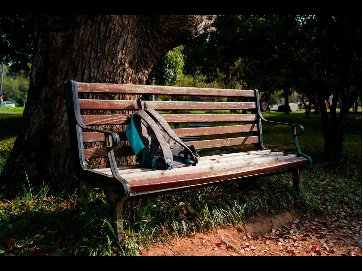 Sac à dos oublié sur un banc