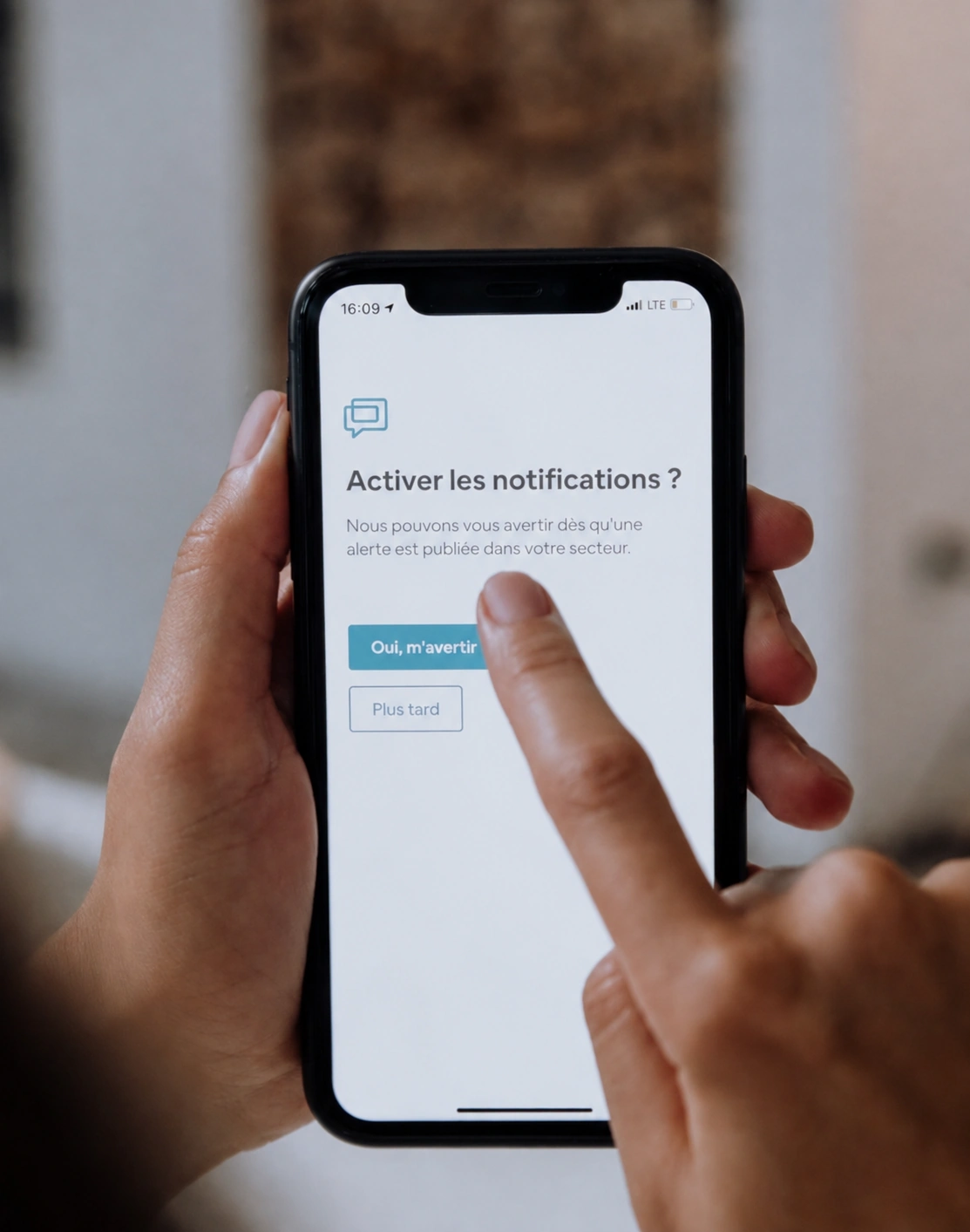 Personne qui active les notifications sur son téléphone