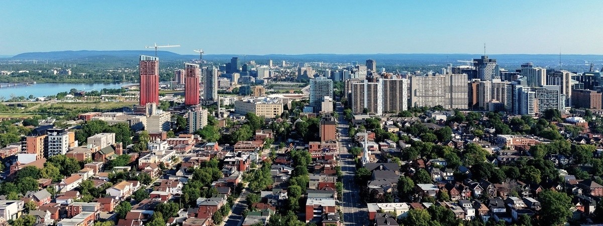 Vue aérienne d'une ville et de ses quartiers résidentiels